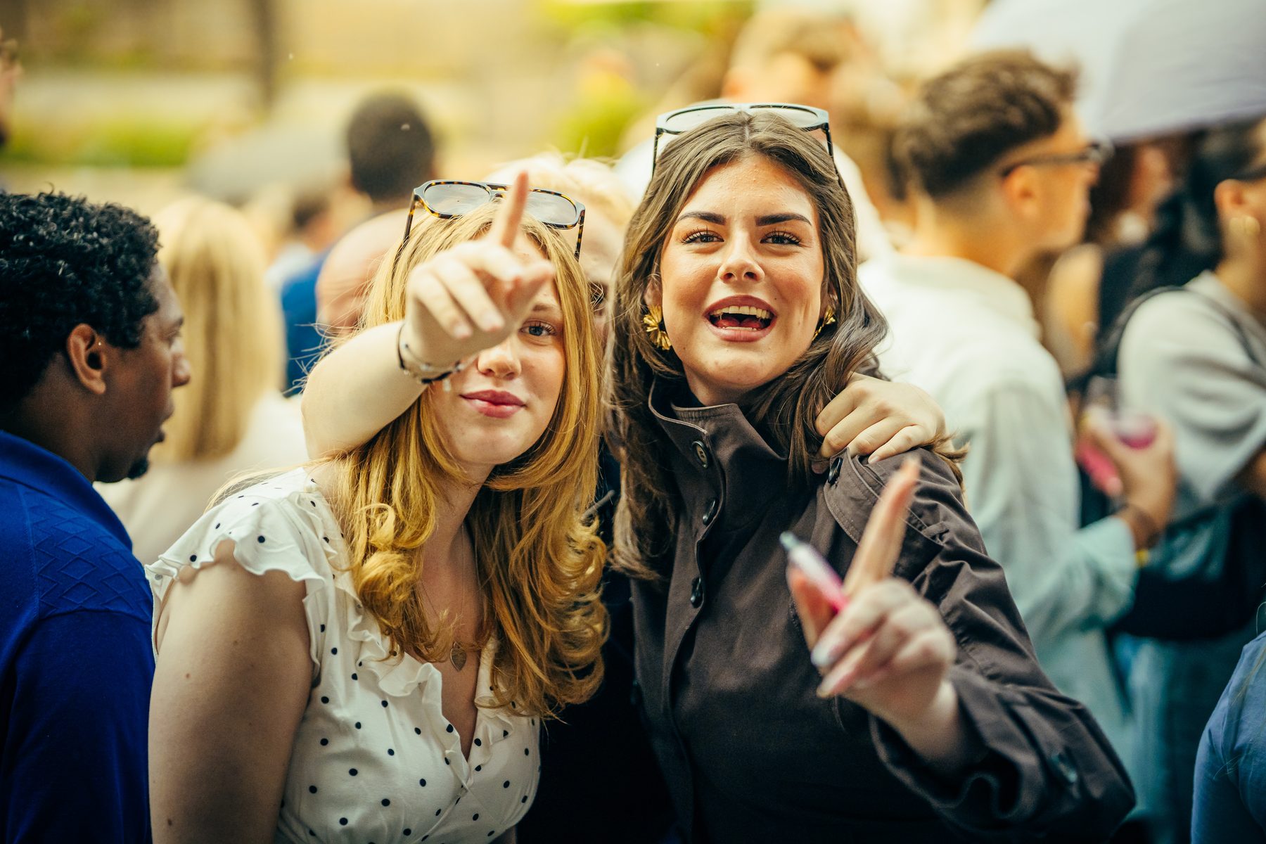 Gute Laune — Freundinnen feiern beim Groovement × Brekkie