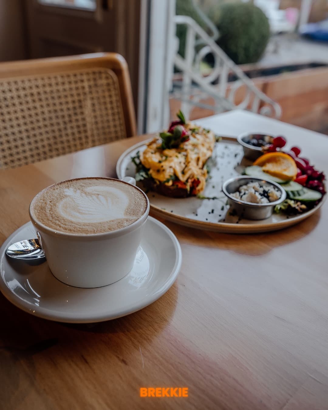 Frisch angerichteter Brunch-Teller bei Brekkie
